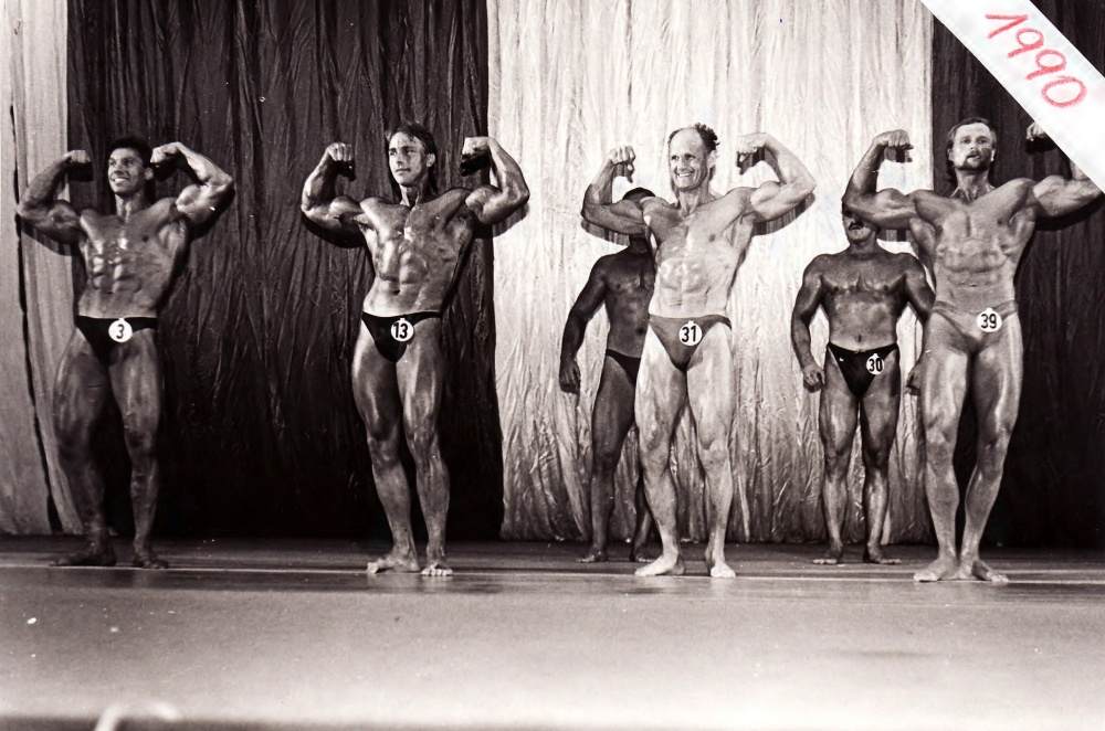 1990-J.Krupa55_druhý zprava mezi mlaďochy.jpg